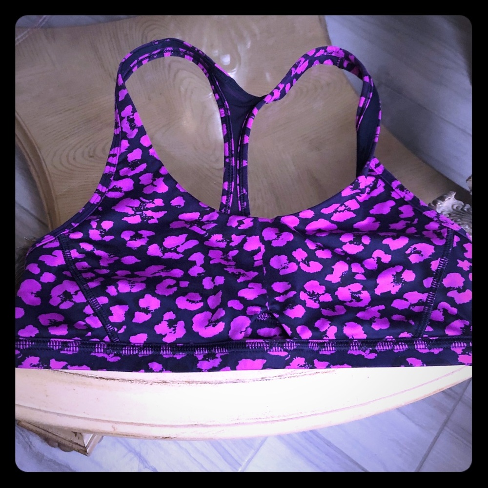 Lululemon sports bra fits like a 6